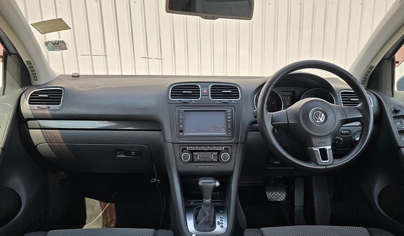 2010 Volkswagen Golf image-11