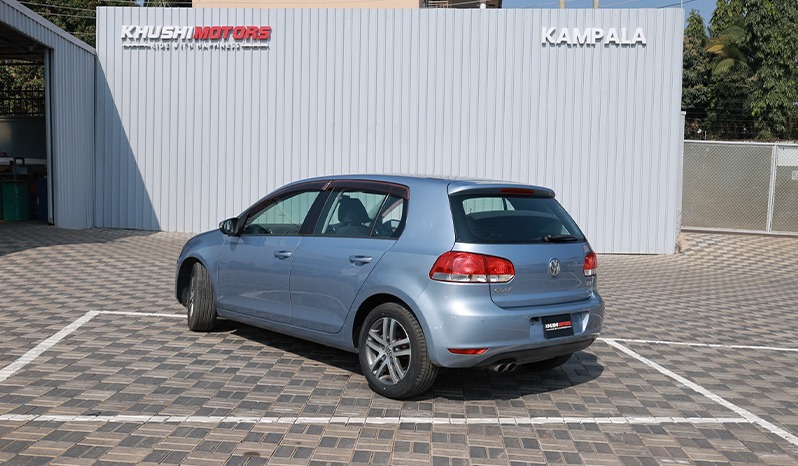 2010 Volkswagen Golf image-14