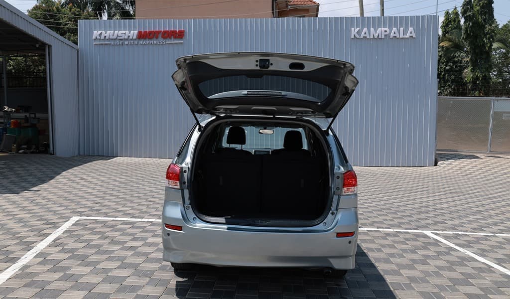 2012 Toyota Wish image-5