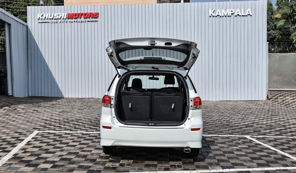 2012 Toyota Wish image-16