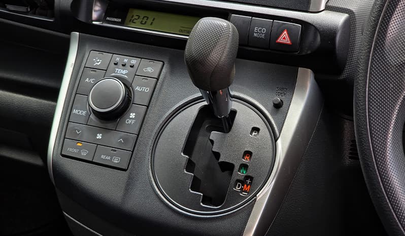 2012 Toyota Wish image-18