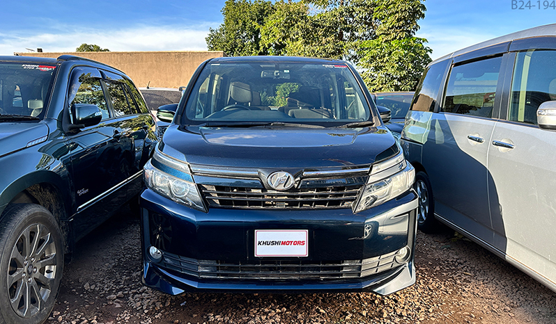 2015 Toyota Voxy image-1