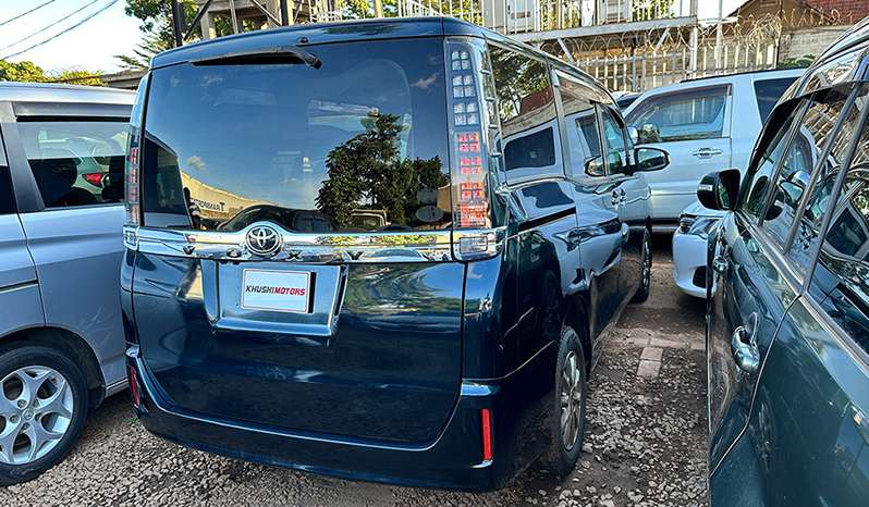 2015 Toyota Voxy image-8