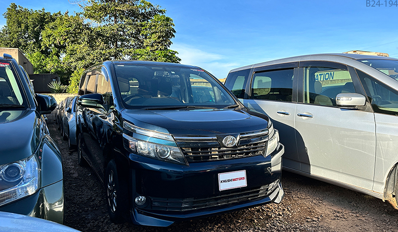 2015 Toyota Voxy image-9