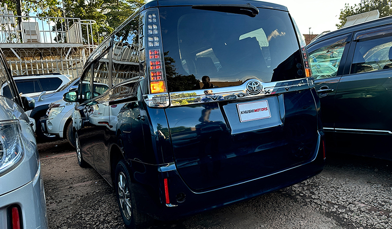 2015 Toyota Voxy image-11