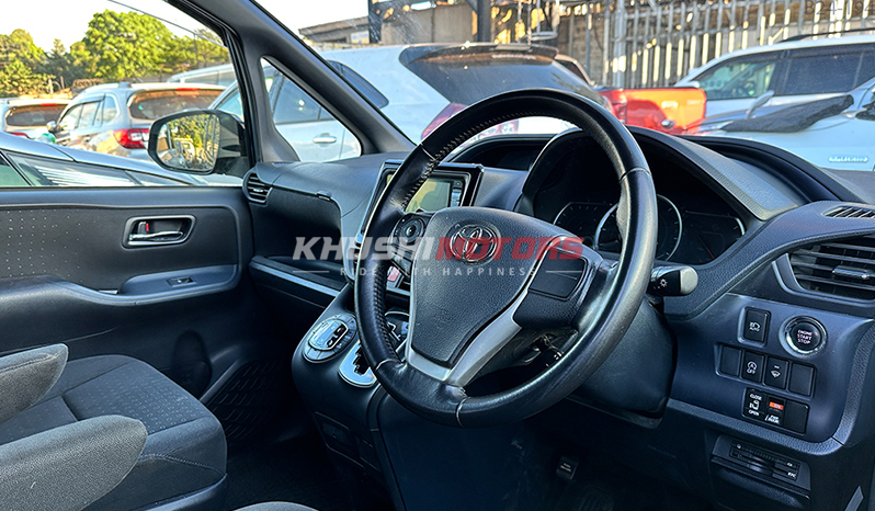 2015 Toyota Voxy image-12