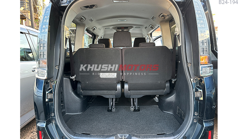 2015 Toyota Voxy image-13