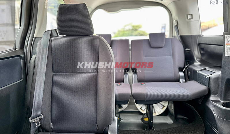 2015 Toyota Voxy image-11