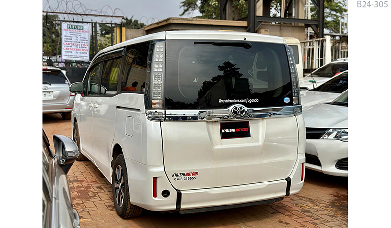 2015 Toyota Voxy image-15