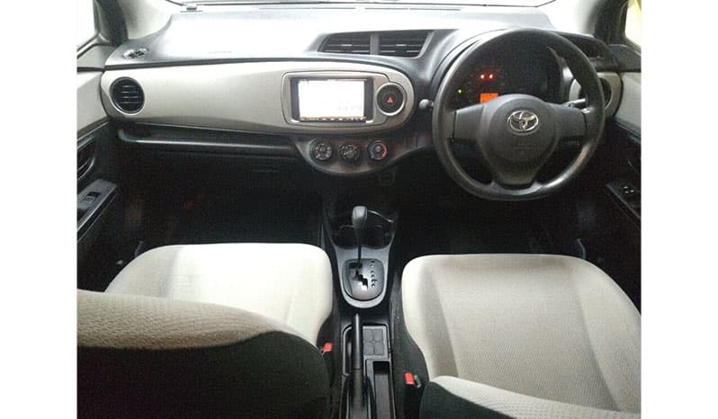 2012 Toyota Vitz F image-2