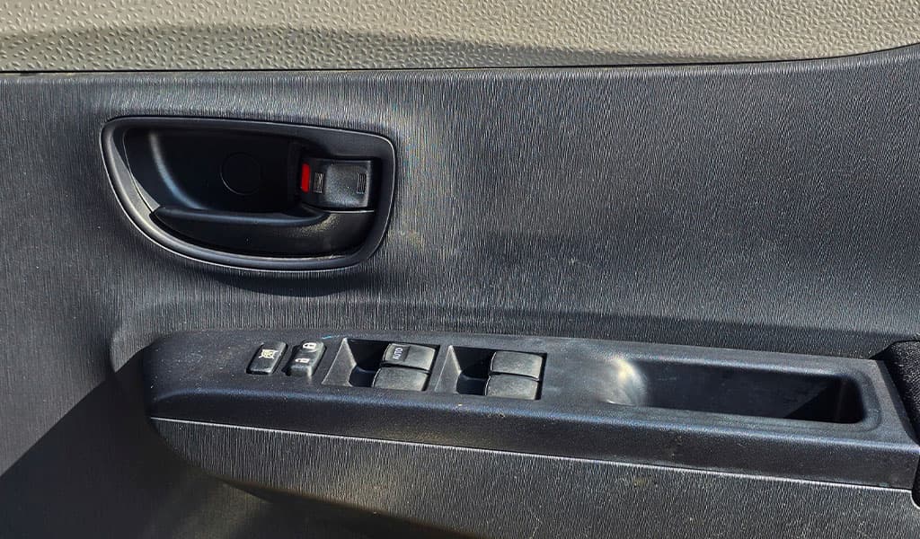 2012 Toyota Vitz F image-8