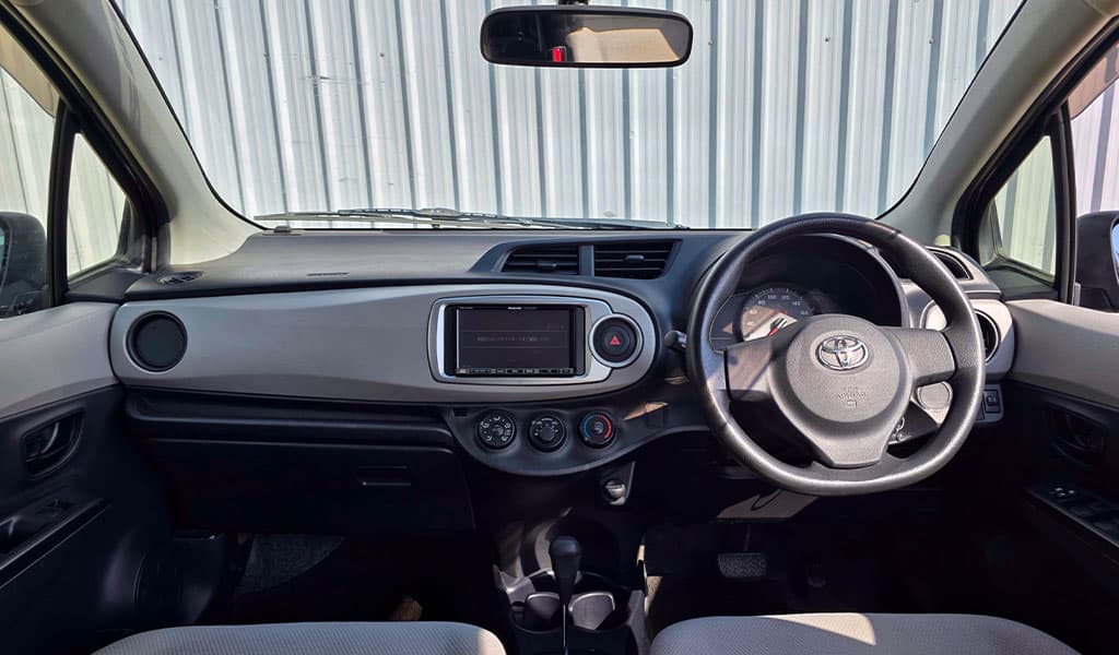 2012 Toyota Vitz F image-10