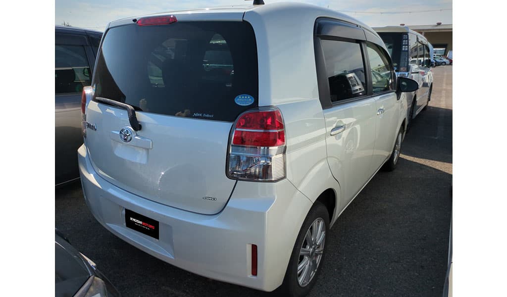 2012 Toyota Spade F image-2