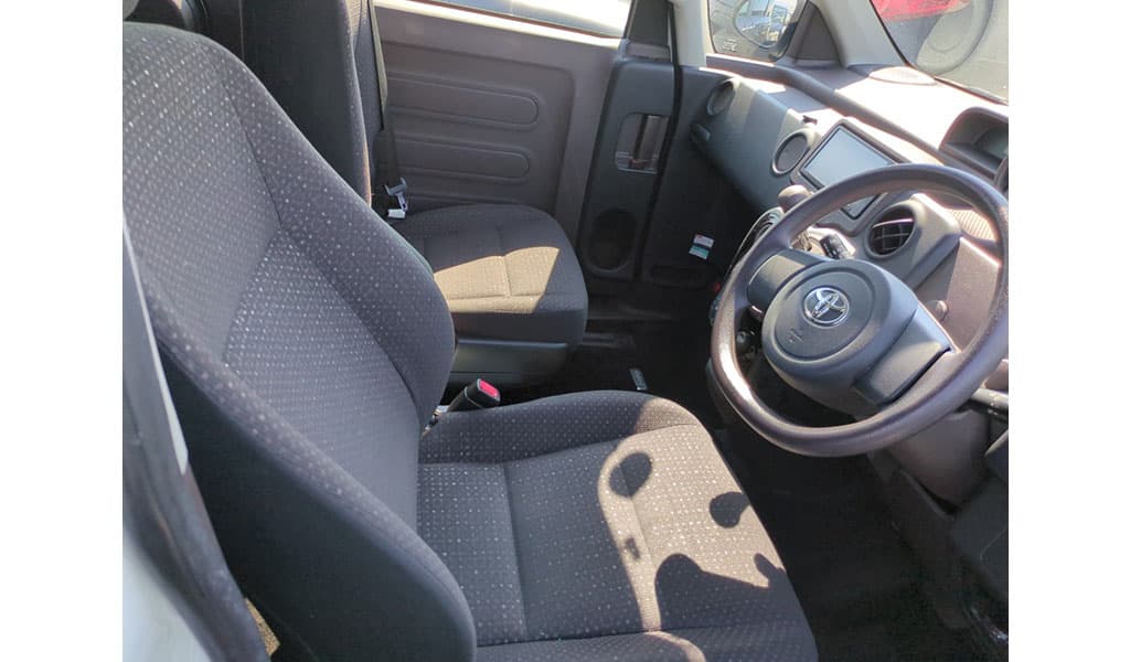 2012 Toyota Spade F image-4