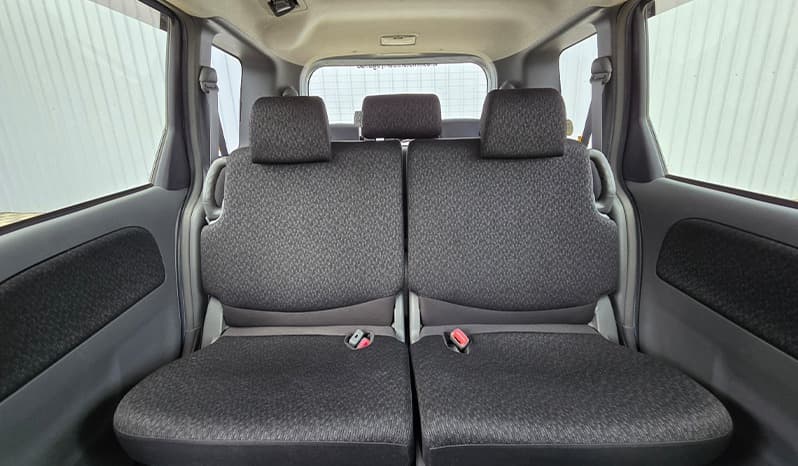2012 Toyota Sienta image-9