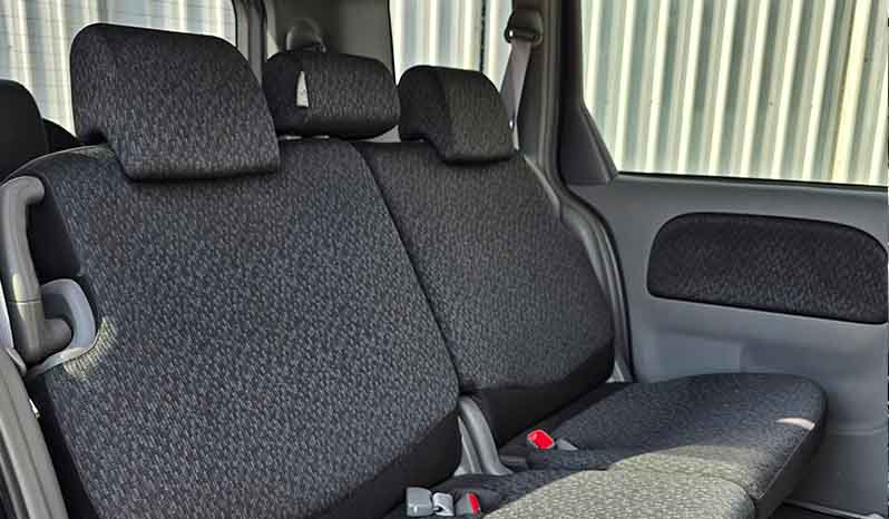 2012 Toyota Sienta image-9