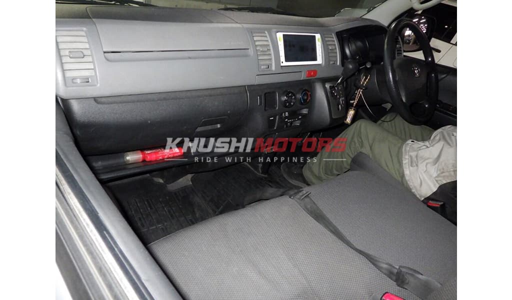 2012 Toyota Regius Van image-5