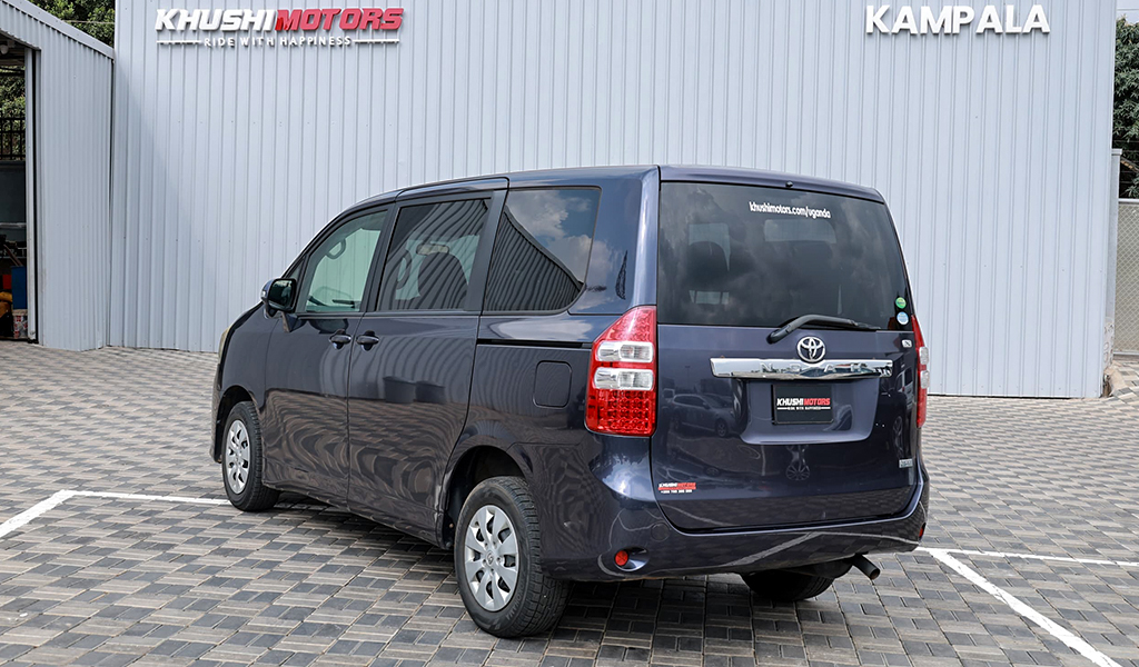 2012 Toyota Noah image-11