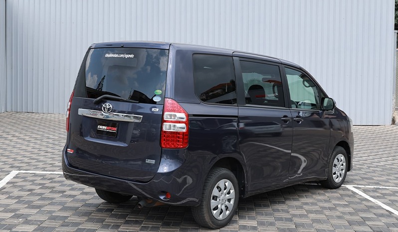 2012 Toyota Noah image-23