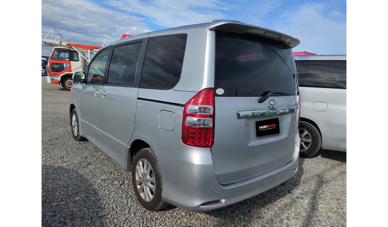 2010 Toyota Noah image-3