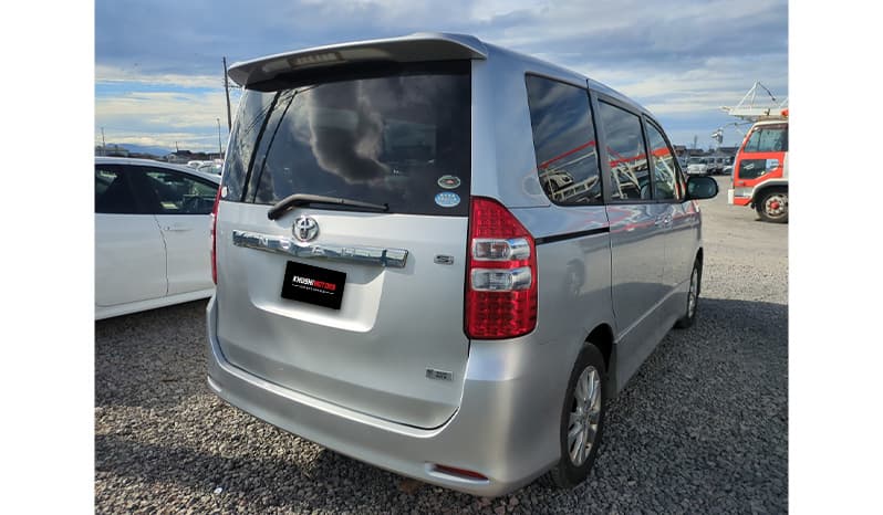 2010 Toyota Noah image-4