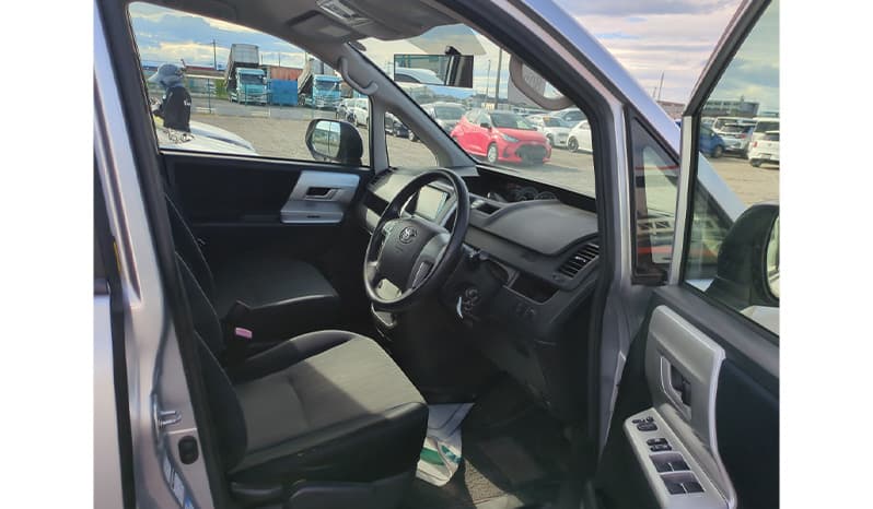 2010 Toyota Noah image-6