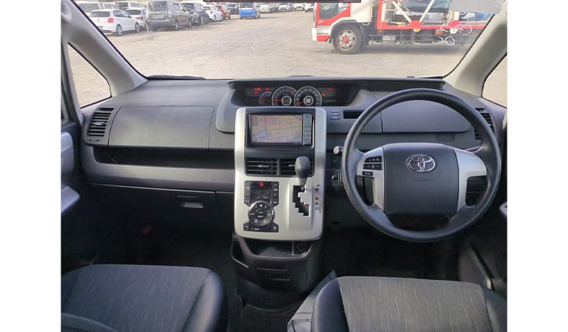 2010 Toyota Noah image-7