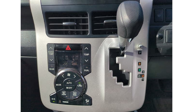 2010 Toyota Noah image-8