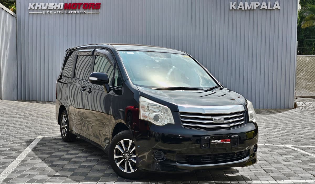 2010 Toyota Noah image-1