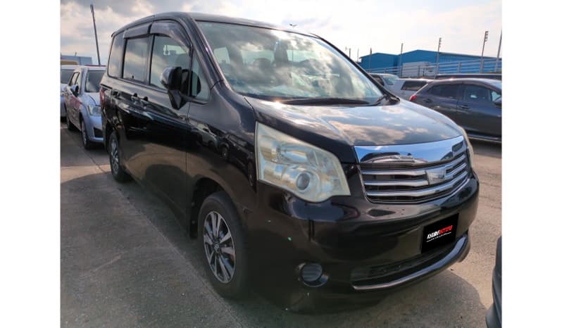 2010 Toyota Noah image-2