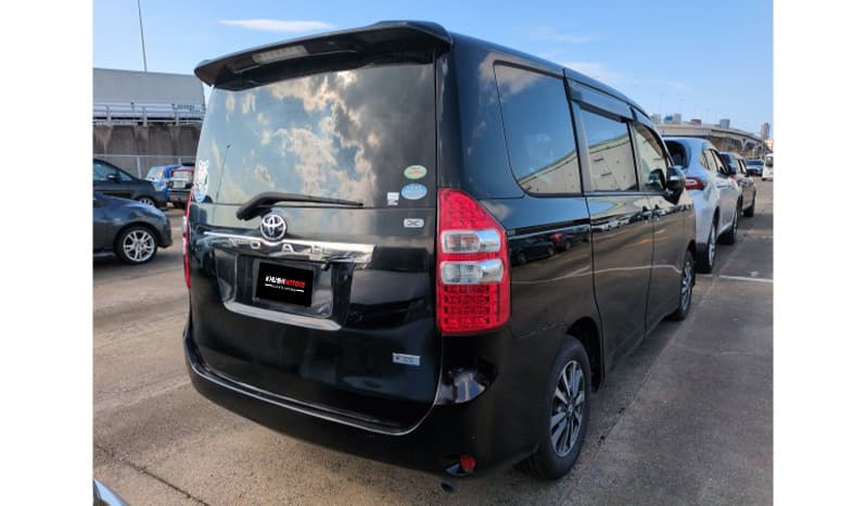 2010 Toyota Noah image-5