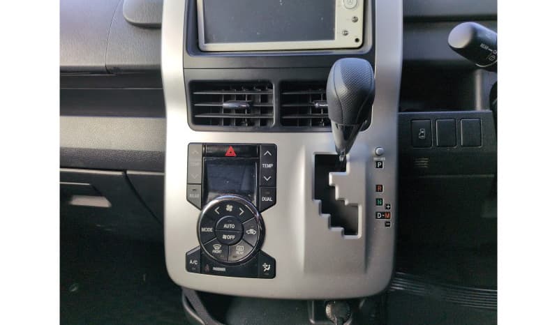 2010 Toyota Noah image-9