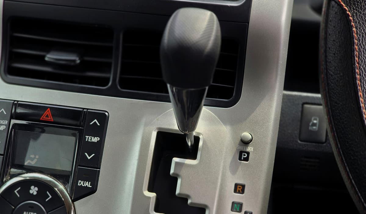 2010 Toyota Noah image-10