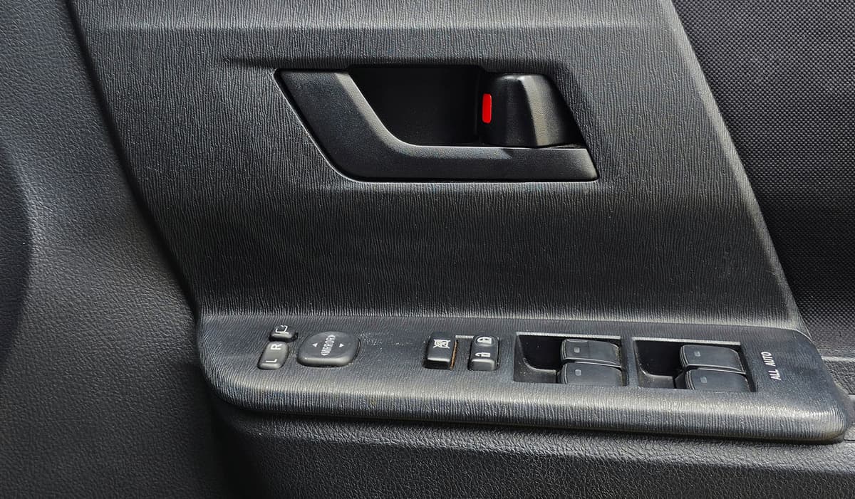 2010 Toyota Noah image-11