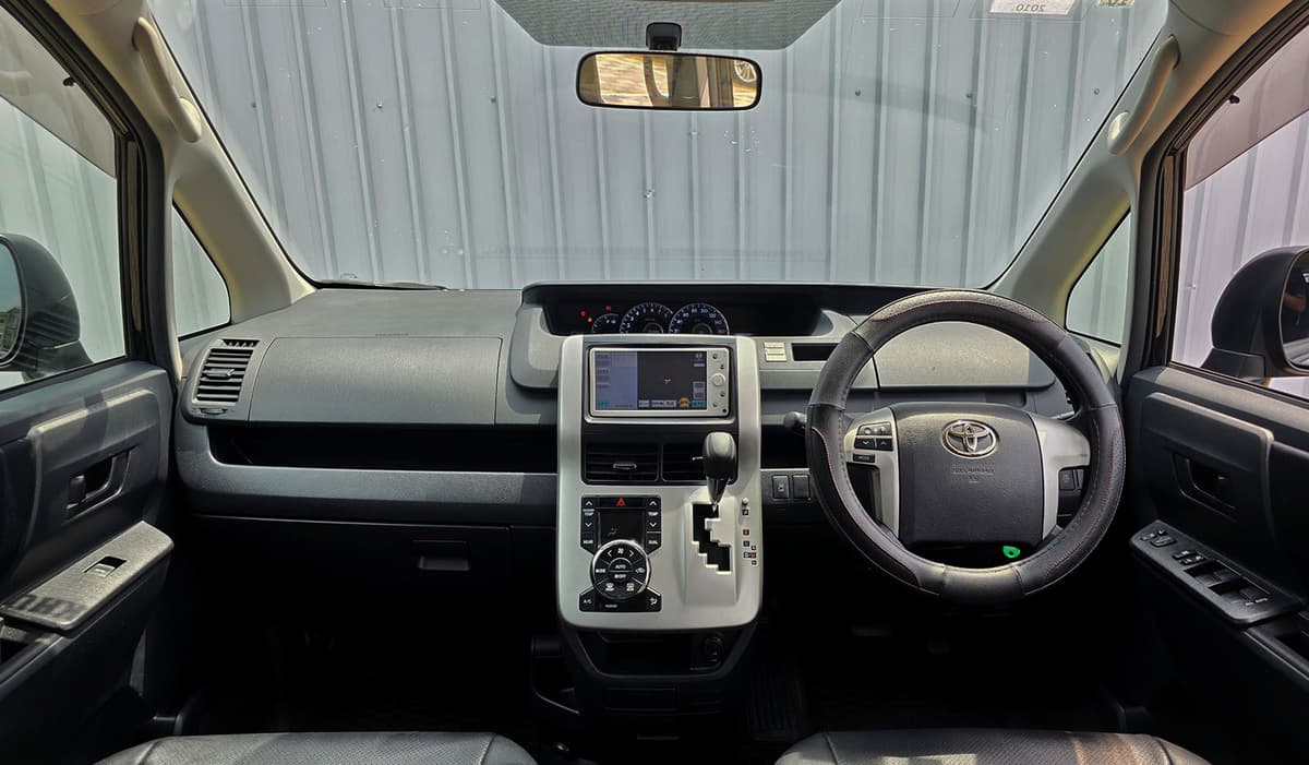 2010 Toyota Noah image-13
