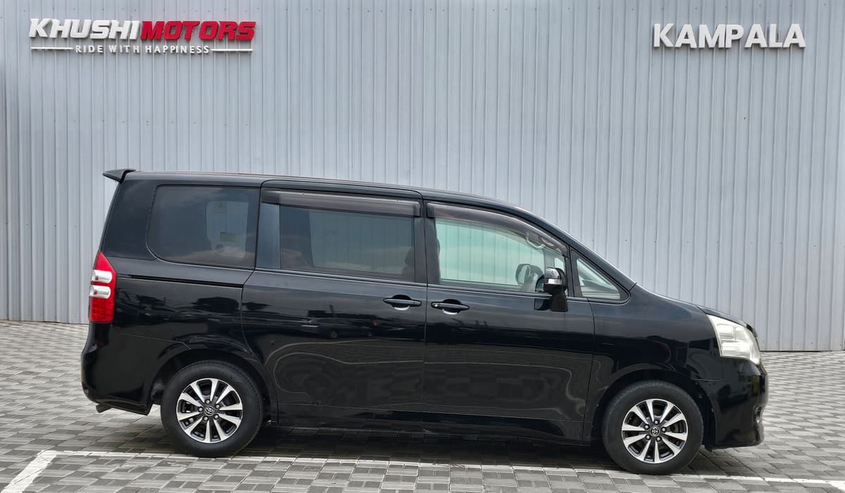 2010 Toyota Noah image-14