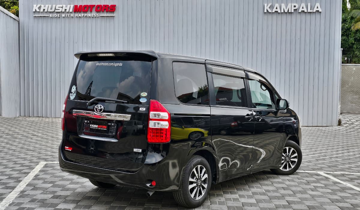 2010 Toyota Noah image-15