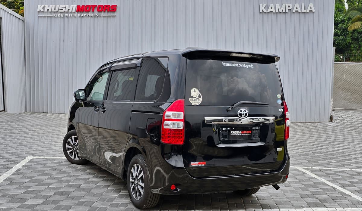 2010 Toyota Noah image-17