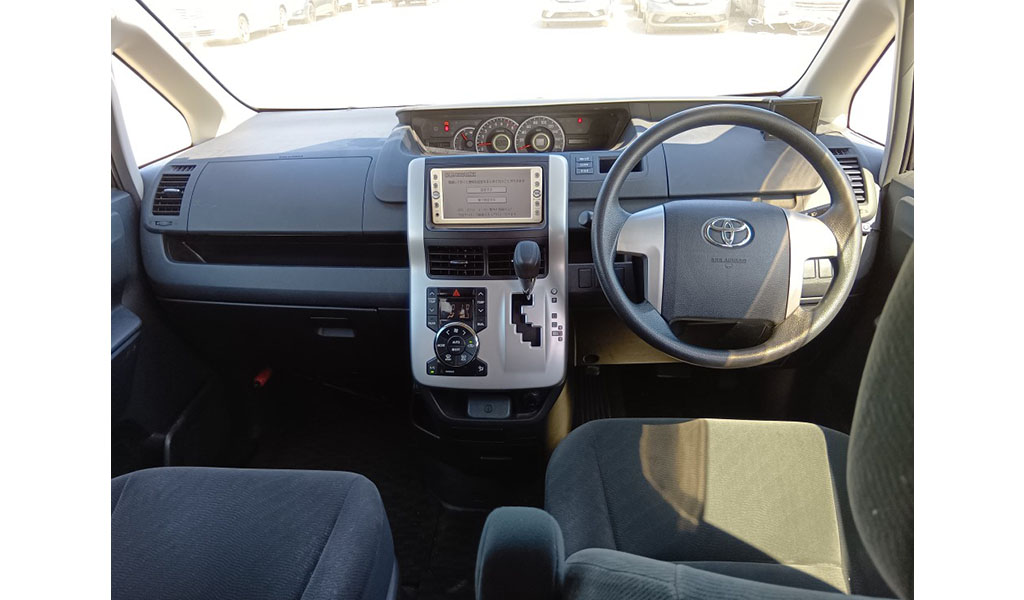 2010 Toyota Noah image-6