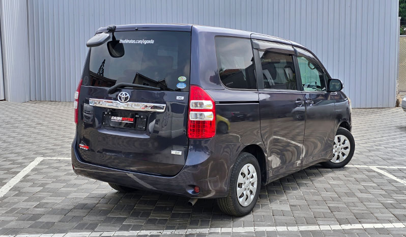 2010 Toyota Noah image-15