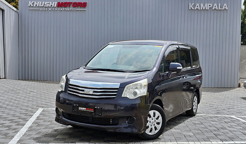 2010 Toyota Noah image-18