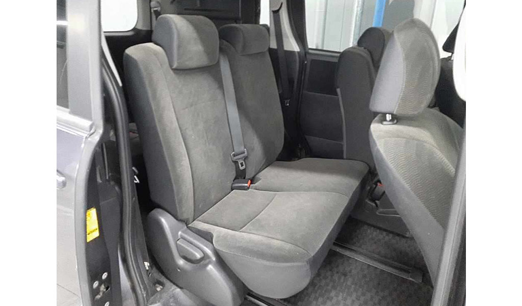 2010 Toyota Noah image-2