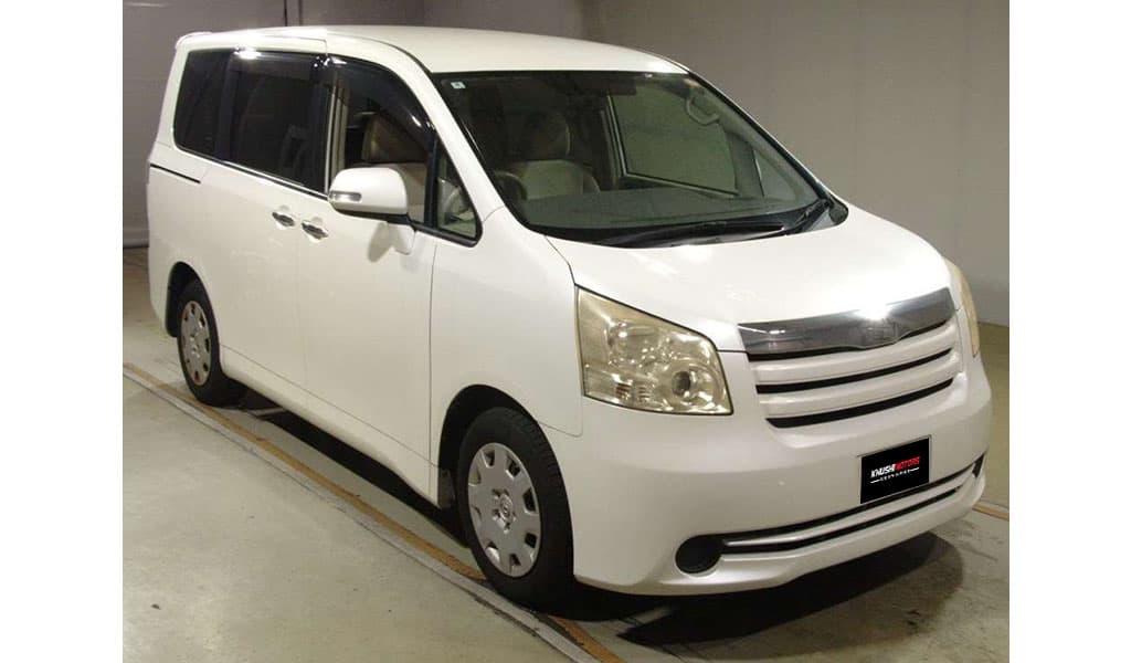 2010 Toyota Noah image-1