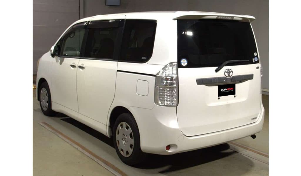 2010 Toyota Noah image-4