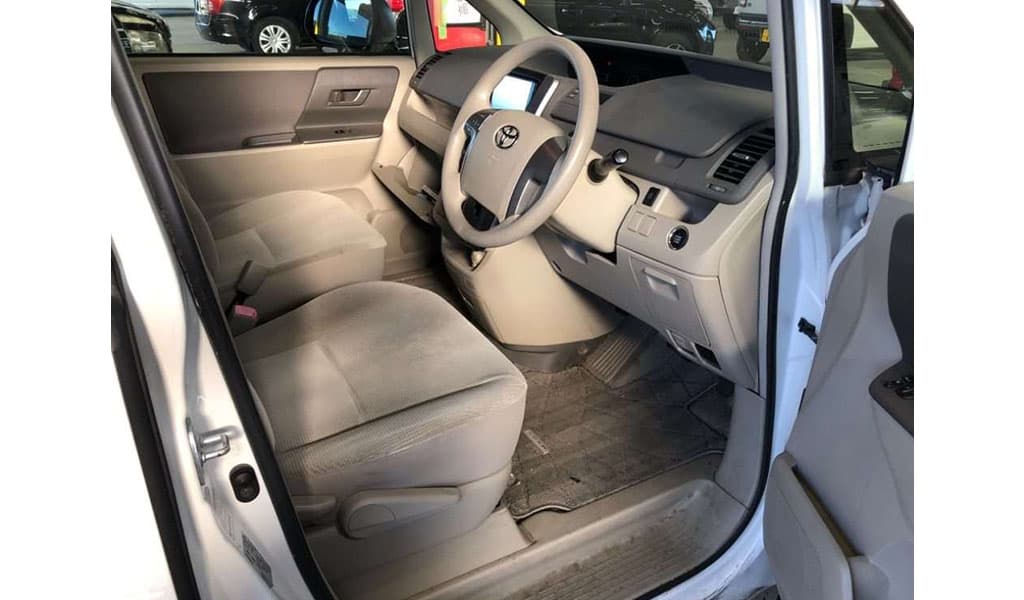 2010 Toyota Noah image-7