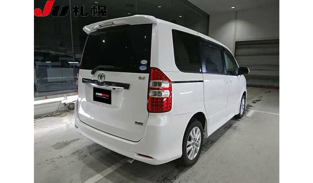 2010 Toyota Noah image-4