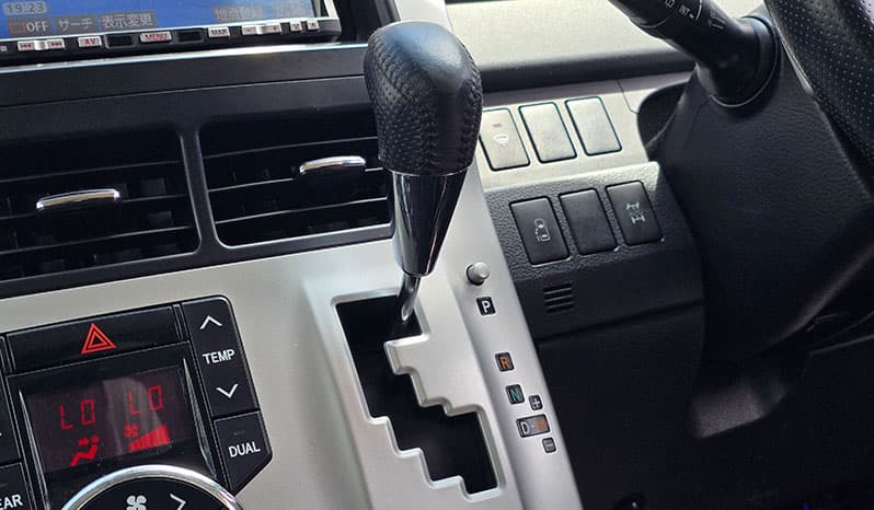 2010 Toyota Noah image-8