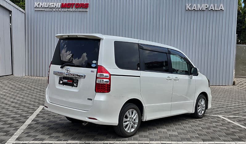 2010 Toyota Noah image-11