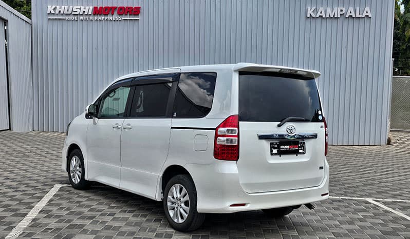 2010 Toyota Noah image-13