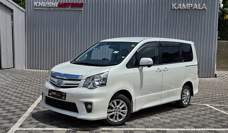 2010 Toyota Noah image-14